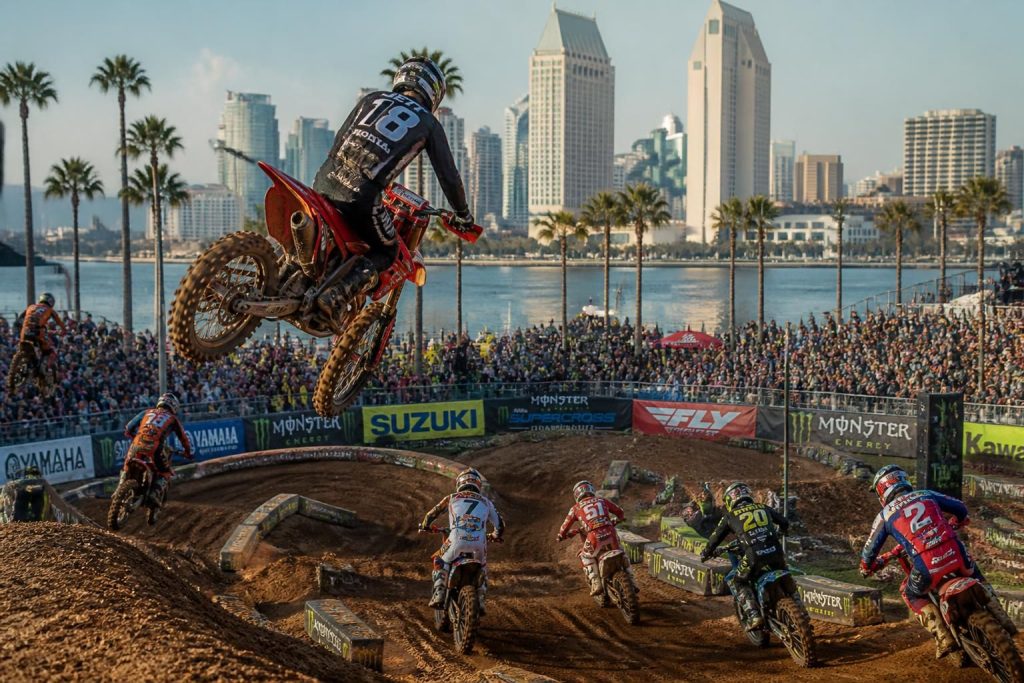 découvrez le programme complet et les pilotes incontournables à suivre lors de l'ama supercross 2025 à san diego. ne manquez rien des courses et des événements passionnants de cette compétition majeure.
