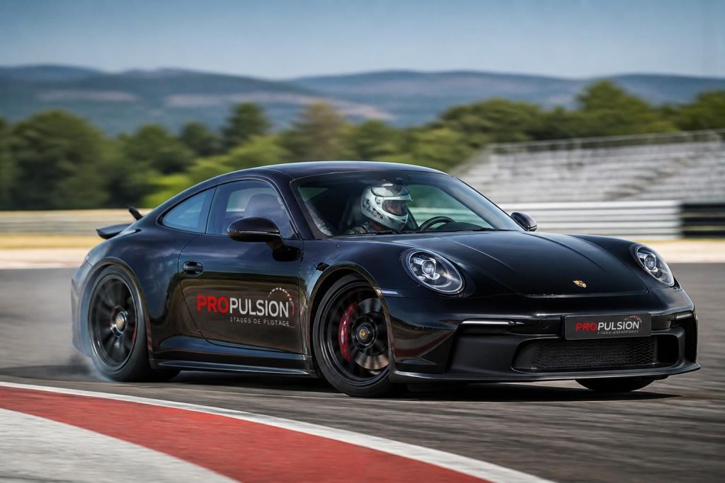 découvrez pro pulsion, un stage de pilotage exceptionnel pour vivre une expérience automobile unique alliant adrénaline, technique et passion sur circuit.