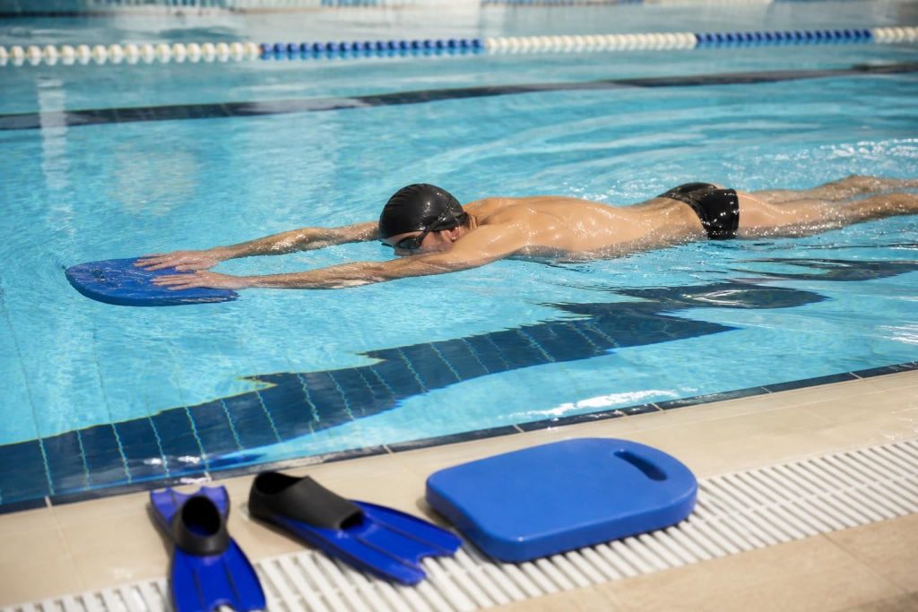 découvrez des conseils pratiques pour améliorer votre flottabilité et perfectionner votre technique de nage en corps nageur, afin de gagner en efficacité et en aisance dans l'eau.